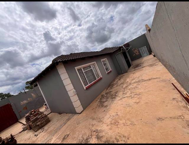 3 BEDROOM HOUSE FOR SALE IN LOTUS GARDENS